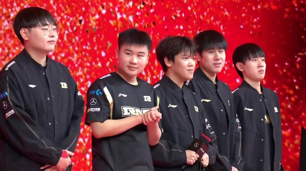 士队携手夺 士队携手夺